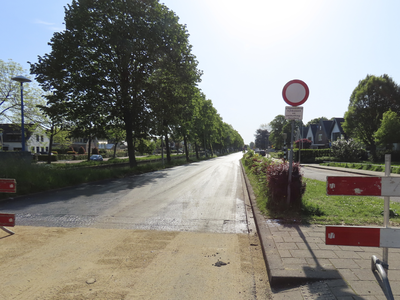 908889 Gezicht over de busbaan op de Rijksstraatweg te De Meern (gemeente Utrecht), die opnieuw geasfalteerd wordt, van ...